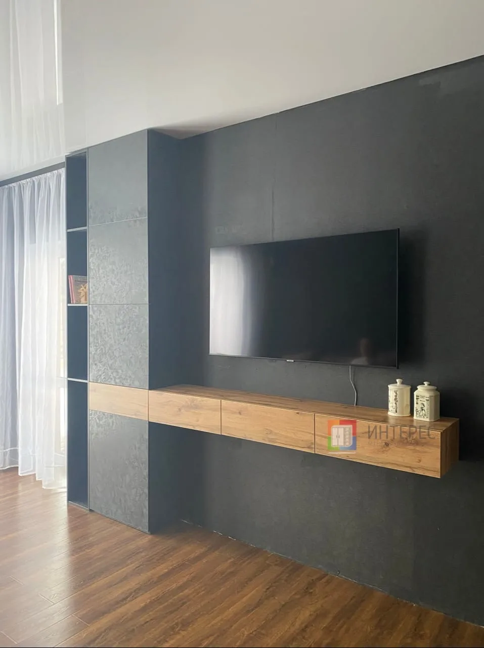 Гостиная с выдвижными ящиками и стеллажом