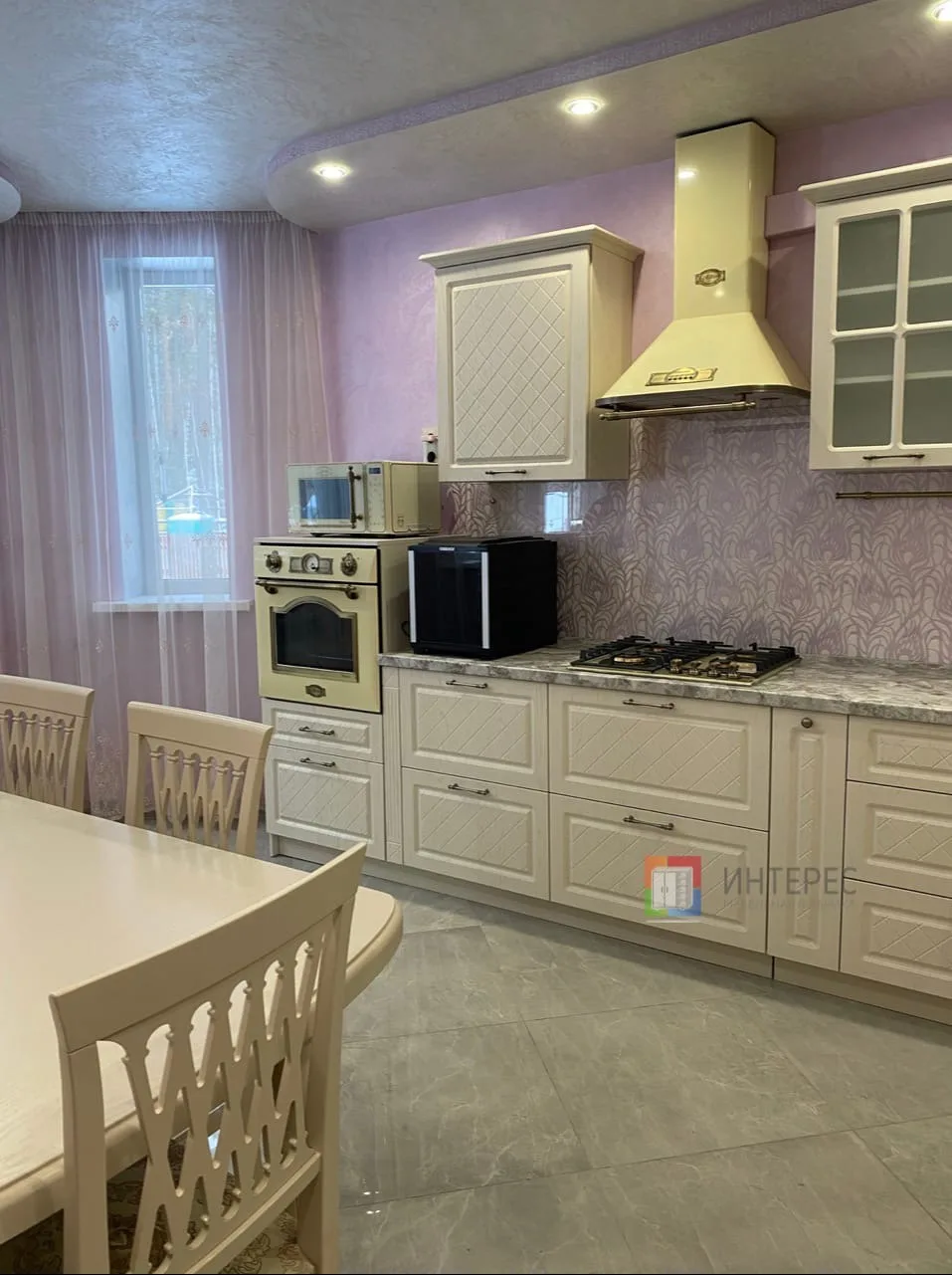 Кухня в классике с бежевыми фасадами